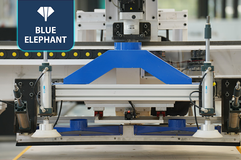 直排換刀加工中心+上下料貼標